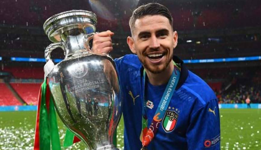 Jorginho segurando a taça de campeão da Eurocopa