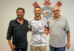 Corinthians confirma ex-Santos e Ponte Preta