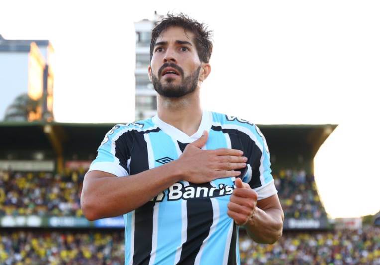 Lucas Silva comemorando gol