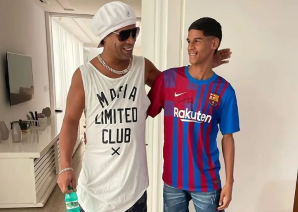 Em momento de celebridade, ‘Luva de Pedreiro’ conhece Ronaldinho Gaúcho