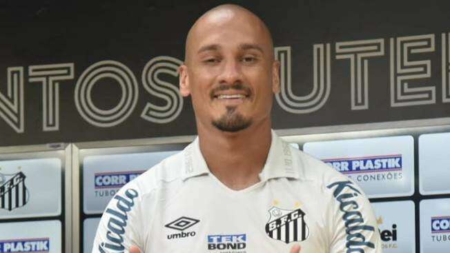 Santos apresenta Maicon, que promete melhora na defesa 2 Maicon sendo apresentado no Santos