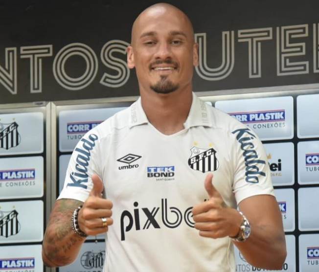 Maicon sendo apresentado no Santos