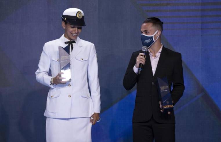 Michael recebendo o prêmio de gol mais bonito do brasileirão