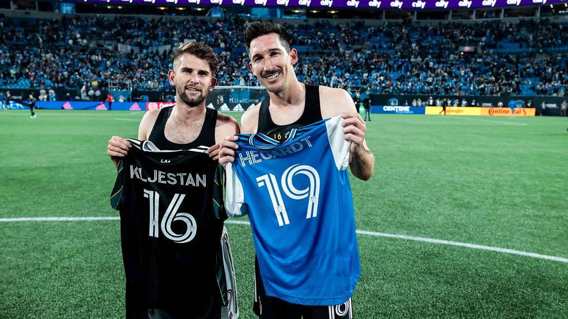 Jogador supera câncer e revê adversário que o visitou no tratamento há 12 anos