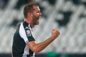 CARIOCA: Com recorde de Carli, Botafogo goleia e joga o Voltaço para a lanterna