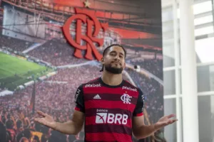 Zagueiro do Flamengo lesiona o joelho antes da estreia