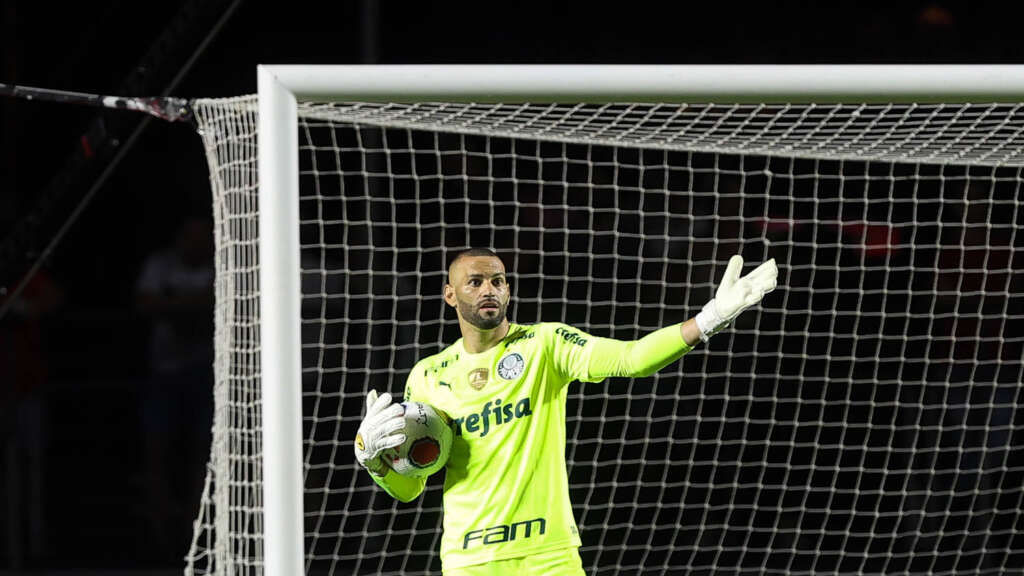 Seleções podem tirar Gustavo Gómez e Weverton da fase decisiva do Paulistão no Palmeiras