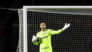 Seleções podem tirar Gustavo Gómez e Weverton da fase decisiva do Paulistão no Palmeiras