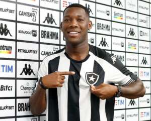 Patrick de Paula é oficialmente apresentado pelo Botafogo
