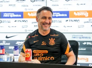 Vítor Pereira pede tempo para ajustar estilo de jogo do Corinthians