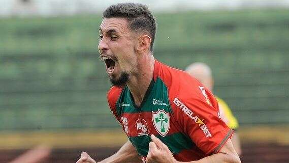 Jogador da Portuguesa comemorando gol no Paulista A2