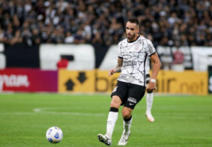 Renato Augusto prevê 'jogo de xadrez' no dérbi