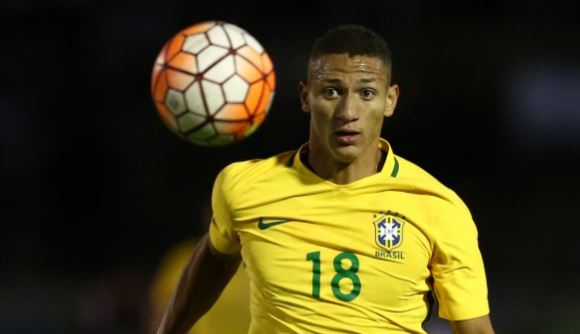 Richarlison diz atuar melhor pela seleção do que no Everton