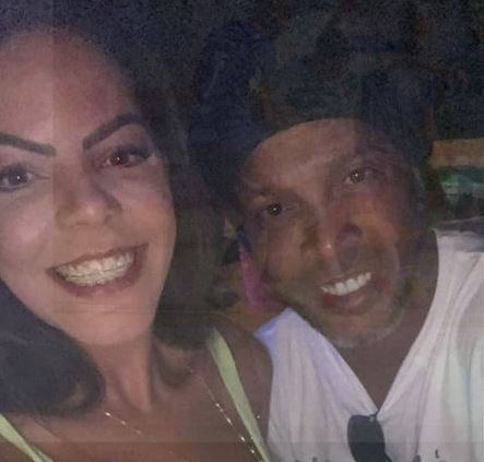 Ronaldinho Gaúcho aparece em festa em BH com ex-noiva