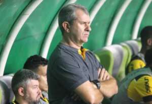 Tencati alfineta arbitragem, mas sai satisfeito apesar da eliminação do Criciúma