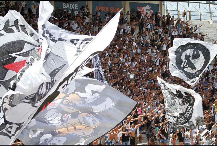 torcida do vasco apoia time em treino aberto