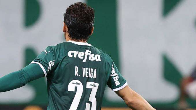 Raphael Veiga comemorando gol