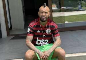 Vidal quer Flamengo e mostra sua esposa com camisa do clube
