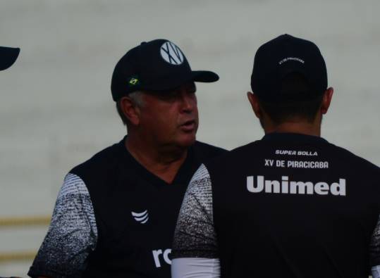 Técnico do XV em treino