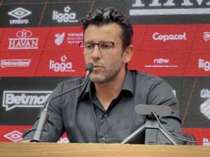 Após derrota na estreia, técnico deixa time do Brasileirão