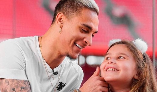 Antony recepciona torcedora são-paulina na Holanda