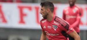 Calleri pede desculpas a torcedor após quebrar seu celular