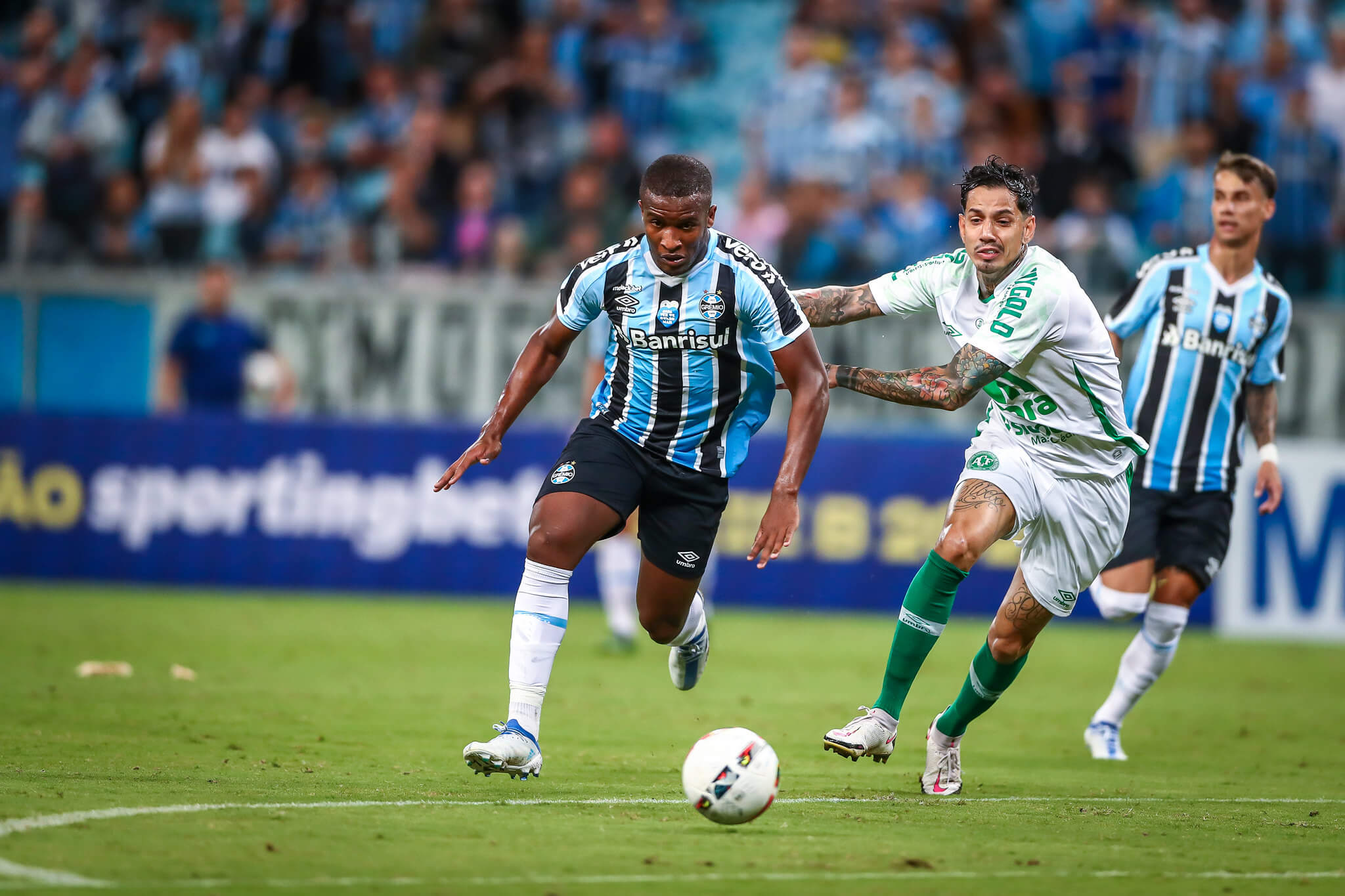 SÉRIE B: Bahia 100% engata a segunda e Chape afunda Grêmio