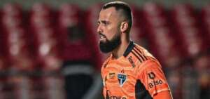 Goleiro diz que São Paulo precisa se adaptar para jogar bem