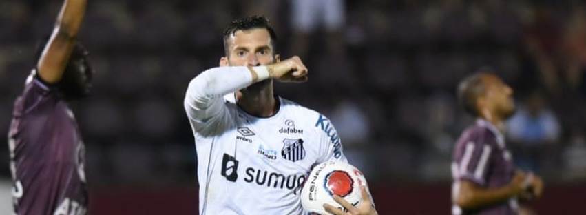 Ângelo e Léo Baptistão treinam e devem reforçar o Santos