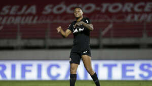 Zagueiro do RB Bragantino sofre fratura na costela durante duelo da Copa BR