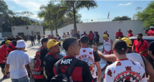 Torcedores protestam em frente ao CT do Flamengo e cercam carros de jogadores