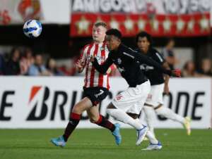 Torcedores dos Estudiantes fazem atos racistas contra torcedores do Bragantino