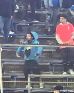 Torcedores imitam macaco e atiram pedras e sinalizador em flamenguistas no Chile