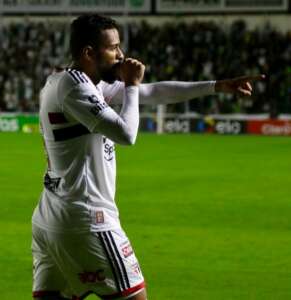 Destaque do São Paulo, Reinaldo festeja reação: 'Empate bom'