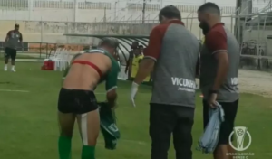 Que rodada! Jogador fica de cueca após dividida em duelo na Série C