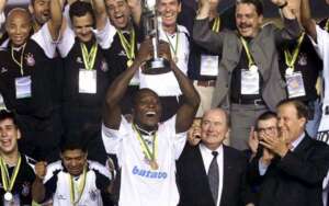 Velório de Freddy Rincón em cidade natal arrasta multidão na Colômbia