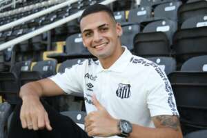 Valorizado, jovem zagueiro Kaiky renova contrato com o Santos