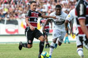 Torcedor invade gramado e ensina defesas para goleiro do Santa Cruz-PE