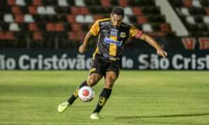 Série B: Brusque perto de zagueiro do Paulistão e volante