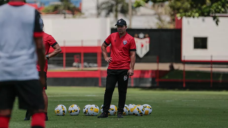 Umberto Louzer comanda treino do Dragão