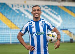 Avaí oficializa ex-atacante de Ponte Preta e Internacional