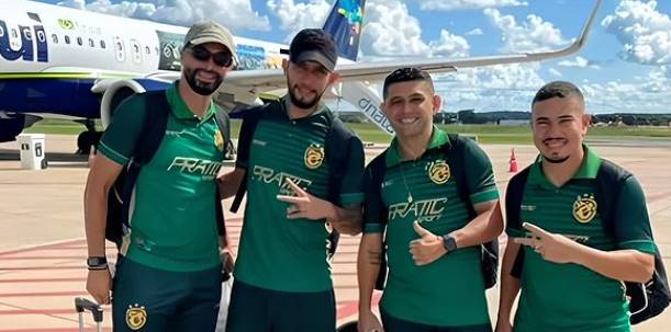 jogadores do altos na frente do avião