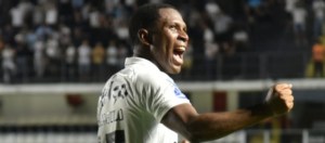 Atacante do Santos celebra 1º gol na Vila após jogo tenso