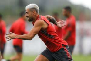 Jogadores do Flamengo aproveitam férias com modelos