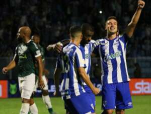 Avaí 3 x 2 Goiás - Com um a menos, Leão vence jogo com arbitragem confusa e polêmica