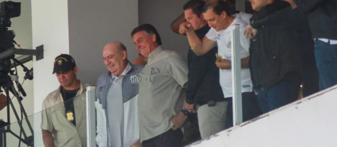 Bolsonaro é vaiado em vitória do Santos na Vila Belmiro