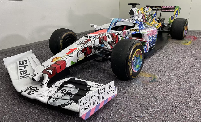 F1: Senna é homenageado por italiano com grafite em carro