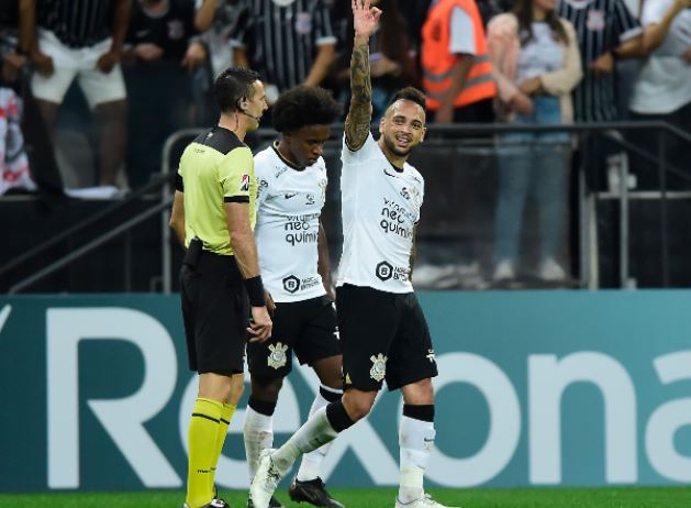 LIBERTADORES: Corinthians bate Boca e salva noite ruim dos brasileiros
