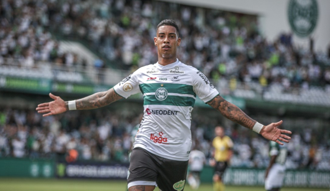 Alef Manga comemorando gol do Coritiba