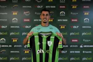 América apresenta ex-lateral do Corinthians